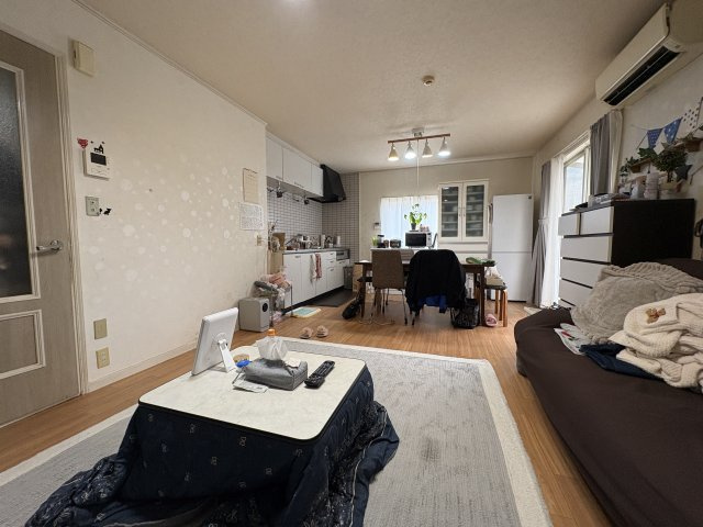 リビングとダイニング、キッチンが一体となった開放的なLDK。家族の様子を感じながら過ごせる間取りで、日常のコミュニケーションが自然と生まれます。家具配置もしやすく、暮らしやすさが魅力です。