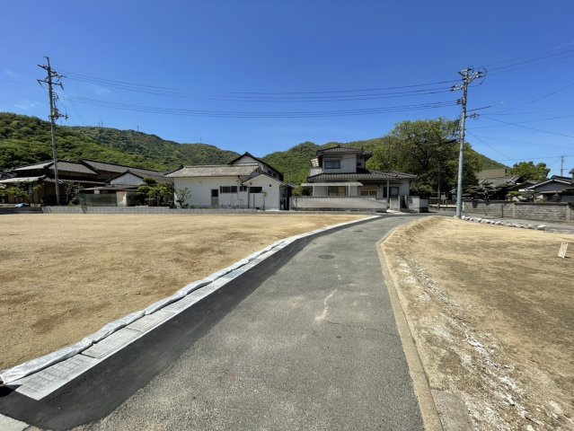 前面道路は公道です。小学校も徒歩圏内でお子さまの通学や見守りに安心の立地です。生活利便施設も複数あり、急なお買い物にも大変便利ですね！理想の住まいづくりに最適です。ぜひご検討ください。