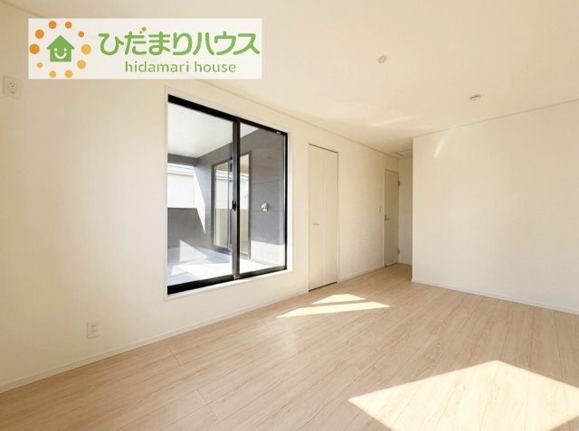バルコニーに面していて、たっぷり光りの入る明るい主寝室です！