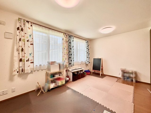 将来2部屋に分けられる間仕切り対応の洋室9帖。ライフスタイルの変化にも柔軟に対応できます。