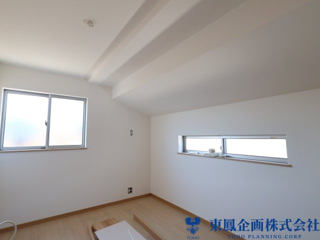 ＜6帖＞　窓からの採光が入り込むお部屋