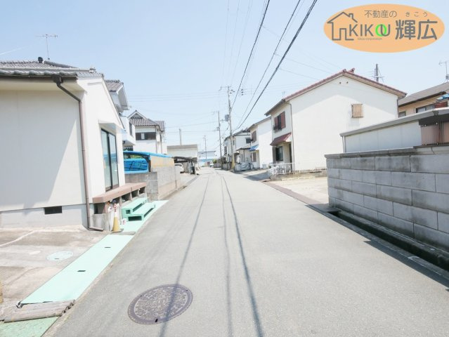 前面道路は広々としておりますので、お車の運転が苦手な方でも安心ですね。