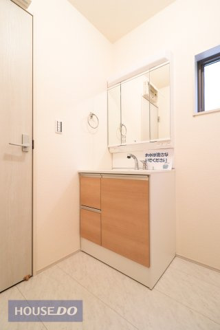 【洗髪洗面化粧台】人気の三面鏡洗面台！おしゃれもばっちり♪ご家族分もたっぷり収納できます！