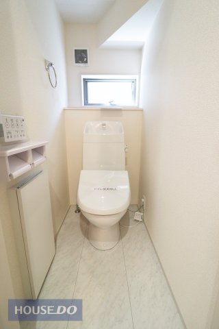 【トイレ】温水洗浄暖房便座付き。