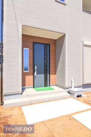 【エントランス】ゆったりとした玄関。奥行きのあるポーチで雨の日も安心です。