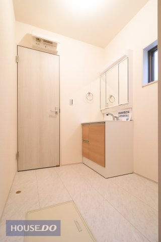【脱衣所】洗面脱衣所はゆったりとしたスペースで使いやすいです。
