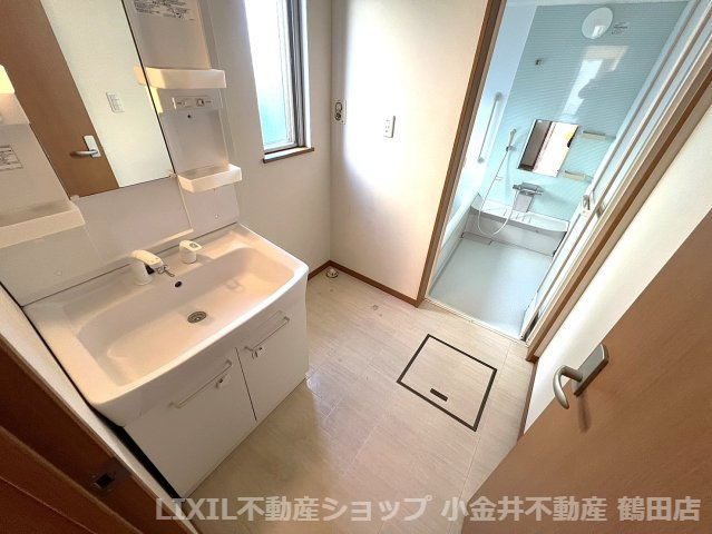 洗面台と洗濯機を並べて置きます。換気窓もございます