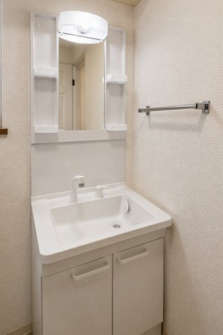 シャワー水栓付洗面化粧台。本室内写真は、AI処理により一部の家具等を除去しています。