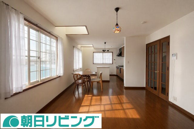 2階のリビング約15帖、南窓と天窓から陽光が注ぐ空間です※AIにより家具を削除した画像です。