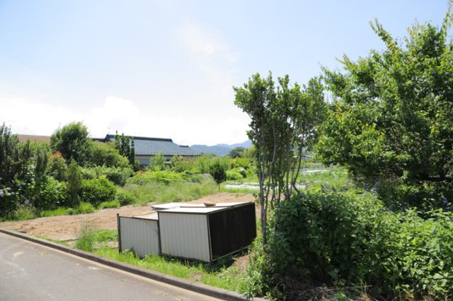 土地購入を検討されている場合、境界杭がない状態で購入してしまうと境界確定測量をする必要があり、費用がかかります。購入の前に、売主、隣土地所有者立ち合いのもと境界を確定し境界杭を設置するのがベストです。