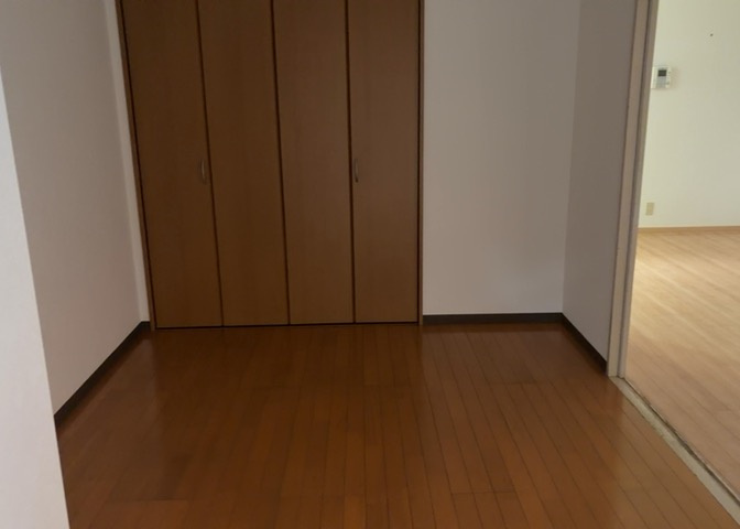 寝室でゆっくりと過ごすためにはベッド周りの適度な空間を担保することや窓の位置、照明の明るさ、寝室の広さなどを考える必要があります。自身や家族の構成とライフスタイルに併せて寝室にする部屋を選びましょう！