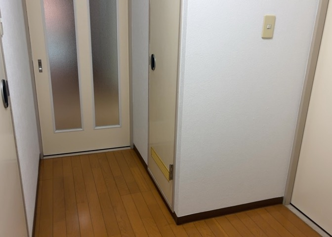 内装はとにかくおしゃれなものがいい！と選ぶ前に、まず住んだ後のことを想像してみましょう。住んでみたらコンセントの位置が悪くて使いにくいなど出てきます。事前にどの家電をどこに置くか想定しておきましょう。