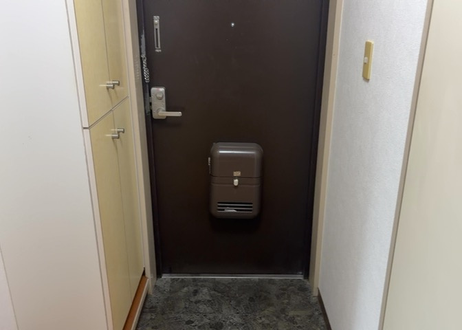 玄関は家の顔でもあり、家族以外の目にも止まる場所です。玄関は外との間を仕切る扉、靴などをしまっておく収納スペース、靴脱ぎのたたきスペース、来客とのやり取りをするドアホンなど複数のアイテムからなります。