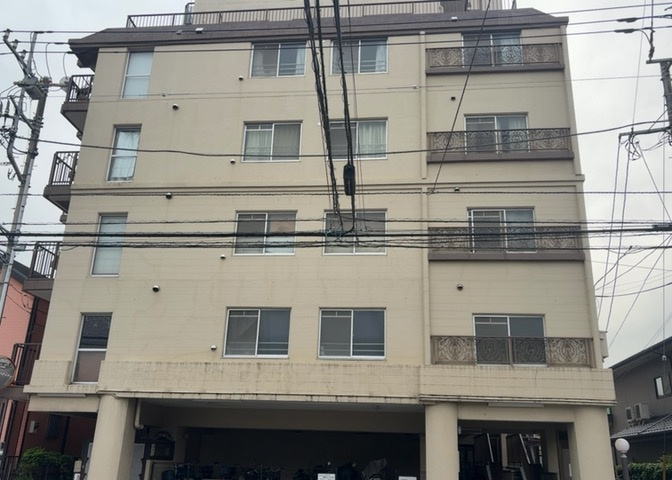 外観はマンション管理がされているかの目安になります。築年数が古いと、壁面は劣化してひび割れが生じることも！建物が古びていても細かいところが修繕されていると、きちんと管理されているなぁと感じるでしょう。
