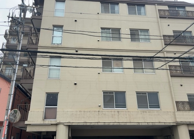 物件によっては、入居者が個人的に使用できる専用庭がついているものもあります。また、住宅の中にある土間の部分を庭と呼ぶこともあります。庭の用途は住む人によって変わり、それによってデザインもさまざまです。