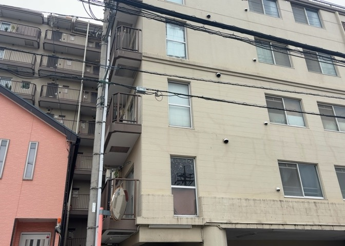 中庭（パティオ）とは、一つの建築物の内部に設けられた、壁などで囲われている庭のことを指します。コの字型、ロの字型が主流ですが、L字型の中庭もあります。最近では、インテリア性の高さからも人気があります。