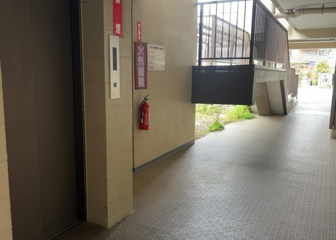 共有部分は、住民なら誰もが使える設備のこと。例えば駐車場やエレベーター、インターネット設備、セキュリティ設備などがあります。他にも、マンションの廊下・外部階段やエントランス・ゴミ置き場などがあります。