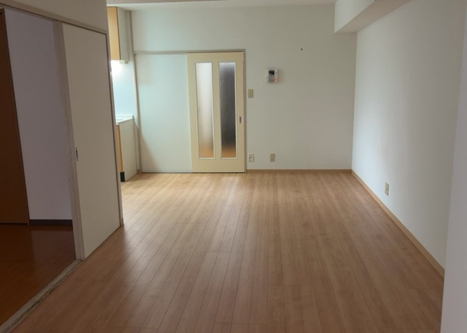直線タイプはLとDKを一直線に並べた形で対面キッチンのタイプです。一般的なのでよく見かけるかもしれません。直線タイプに似た直接アイランドタイプは、キッチンとダイニングの間に壁がない分広く感じられます。