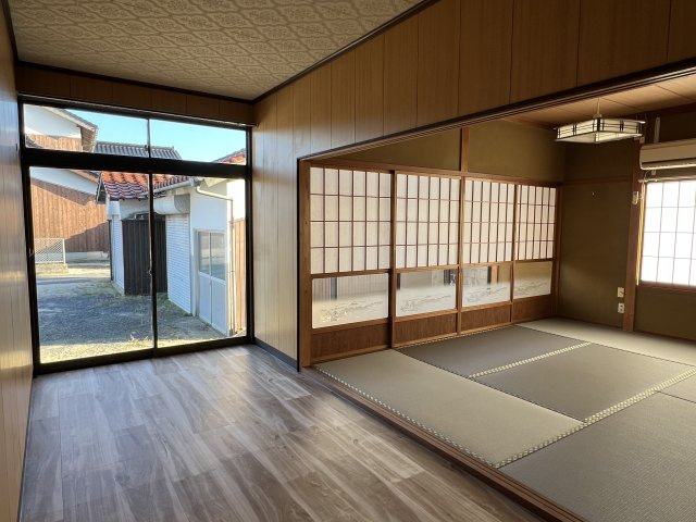 主寝室として使えるフローリングと和室のお部屋です