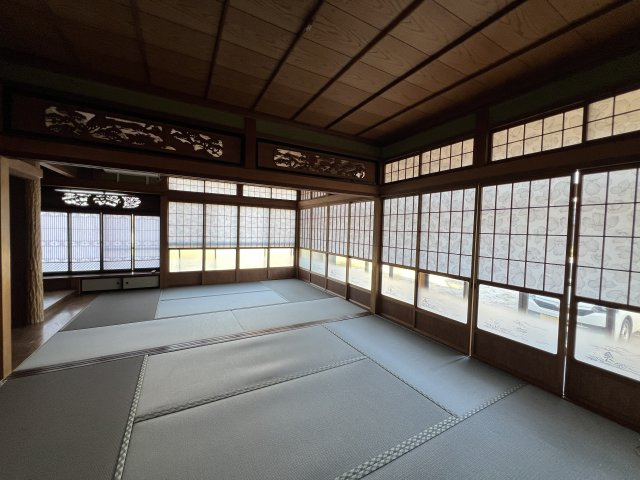 玄関横和室。広い続き間で解放感があります。欄間、縁側もあります。