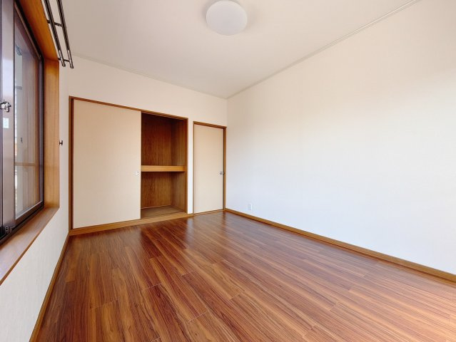 ■洋室｜片付けに便利なクローゼット♪扉がついているので、お友達が来た時や見られたくない私物などをしまえます。広さも充分ですので使い勝手が良いクローゼットです。