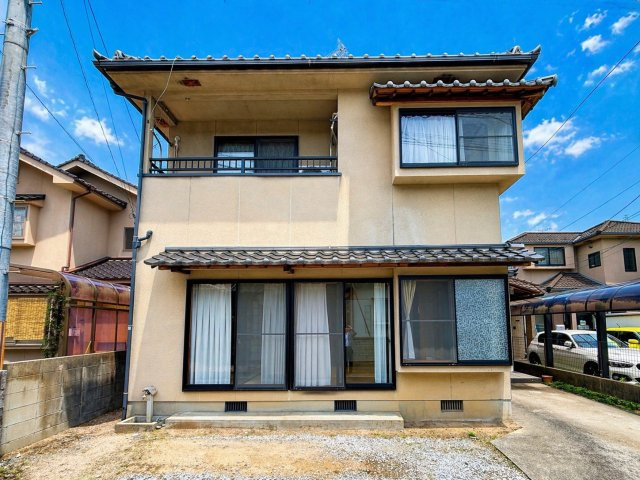落ち着いた街並みに調和する外観は、周囲の住宅とのバランスも良く、安心感のある住環境を感じさせます。シンプルながらも飽きのこないデザインで、長く住み続けたくなる住まいです。周辺環境も含めて魅力的な一邸。