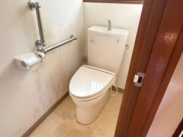 窓からの自然光が明るく開放的トイレ空間。