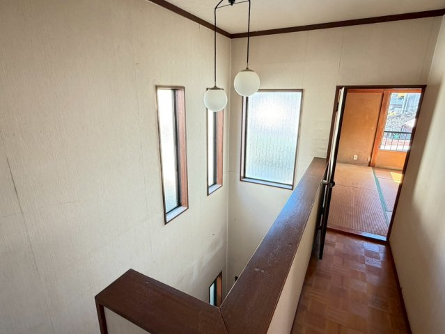 吹き抜けの窓から届く光で、廊下まで明るい設計。