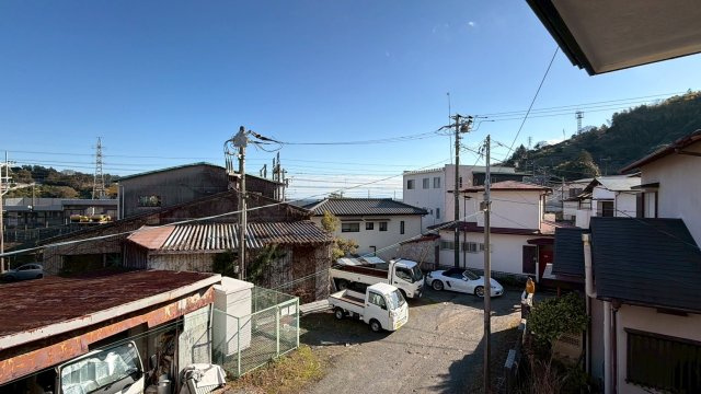 窓の外には幕山の緑と穏やかな街並みが広がります。