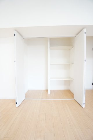 リビングにクローゼットがついており掃除機などの収納場所に困りません♪