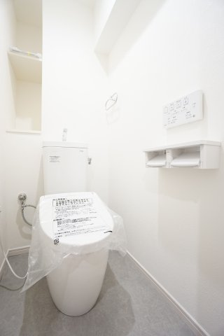 【新品】トイレ本体、温水洗浄便座交換済み♪壁付けリモコンタイプでお掃除らくらく♪