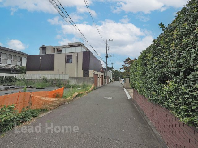 前面道路の見通しが良く車の出し入れもスムーズ！歩行者や自転車とのすれ違い時も落ち着いて通行できます♪