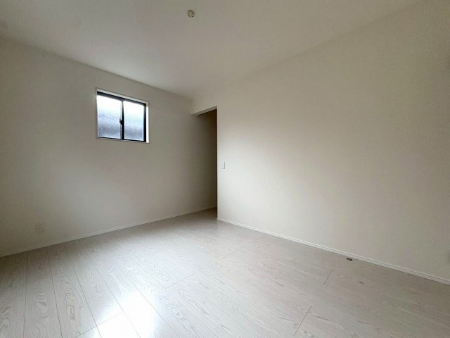 白を基調としたお部屋に木目調のフローリングが落ち着いた雰囲気を生み出してくれます。