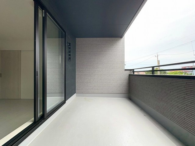 インナーバルコニーは、天候かかわらず利用することが出来、お部屋の延長線上として使うことで開放的な空間を手に入れることが出来ます。