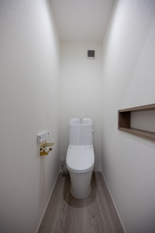 ゆったりとした空間のトイレです　2F