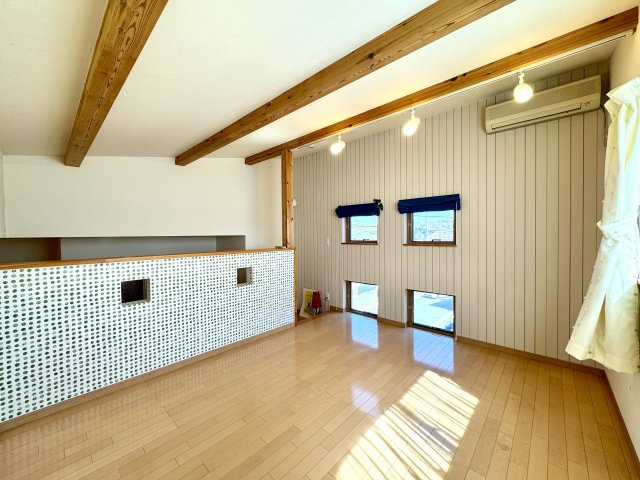 2階のフリースペース。セカンドリビングとしても趣味部屋として、お子さんの遊び場など日当たりも良く楽しい空間として利用できます！　