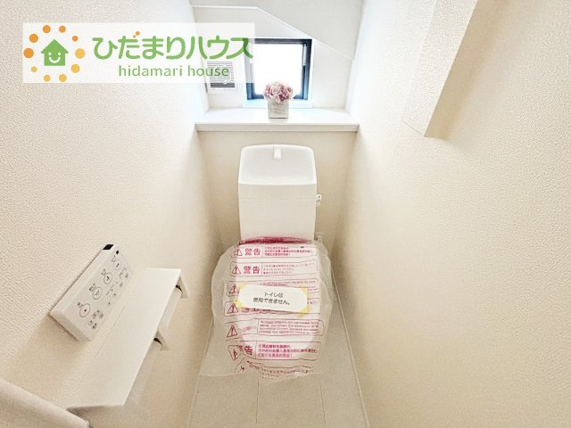 小窓が付いているので、トイレも明るい空間になっております♪