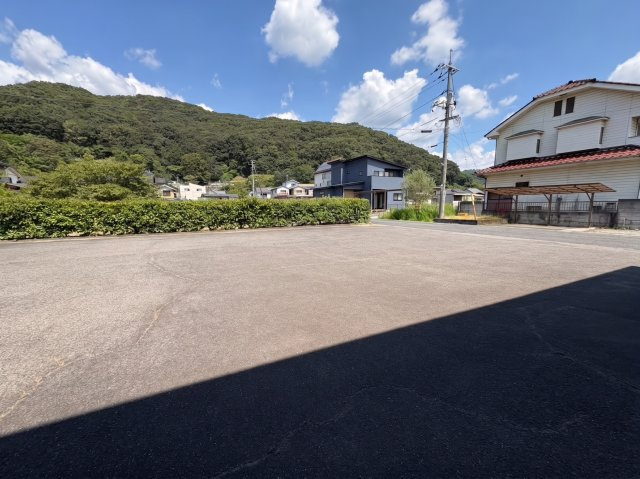 ゆとりある敷地形状が魅力の売土地です。敷地内は見通しが良く、住宅建築のプランニングもしやすい形状となっています。閑静な住宅街に位置し、車での移動にも便利な立地で、ファミリー世帯にもおすすめです。