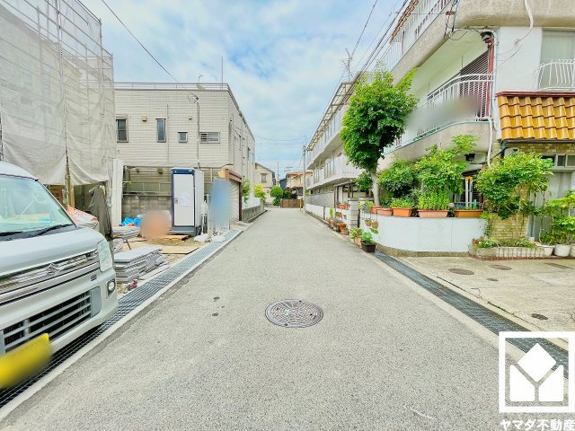「セブンイレブン尼崎東園田3丁目店」まで徒歩4分、「業務スーパー園田店」まで徒歩5分、「スギ薬局東園田店」まで徒歩6分など、お買い物施設が徒歩圏内に複数あり便利な住環境です。