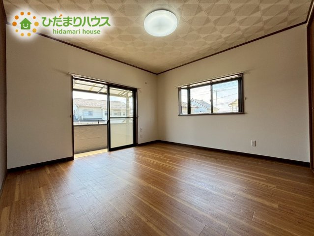 大きなベッドを置いてもしっかりとゆとりがある、2階の広々とした主寝室です！南側の大きな窓からはバルコニーへ直接出入りすることができ、朝一番に新鮮な空気を取り込んで気持ちよく目覚められます♪