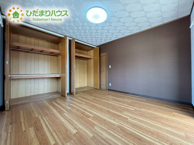 シックなアクセントクロスがお部屋の印象を引き締める、お洒落なデザインの居室です！2面の窓から心地よい風が通り抜けます♪壁一面に機能的な収納が造り付けられており、余計な家具を置かずに広く使えます！