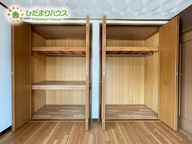 お部屋に2面並んで設置された、使い勝手の良い大容量の収納クローゼットです！内部には棚やパイプがしっかり備わっており、お布団や夫婦の衣類や季節ものの荷物を、綺麗に区別してすっきりと片付けられます♪