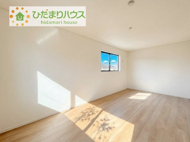 バルコニーに面していて、たっぷり光りの入る明るい主寝室です！