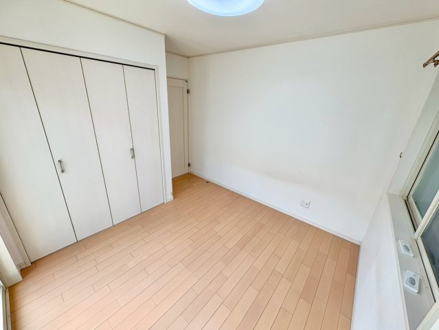 1階南東側　洋室　南東向きで日当たりは良好です。