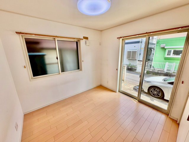 1階南東側　洋室　窓から陽が入り明るいお部屋です。
