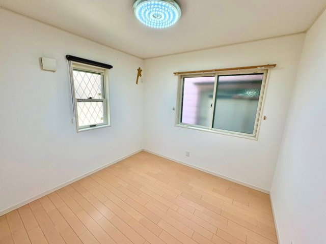 1階洋室　2面採光で開放感あるお部屋です。