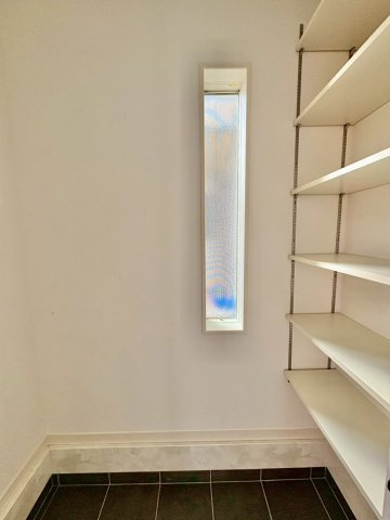 玄関　収納庫　靴や外出用品をまとめて片付けられるので、出入りもスムーズです。　
