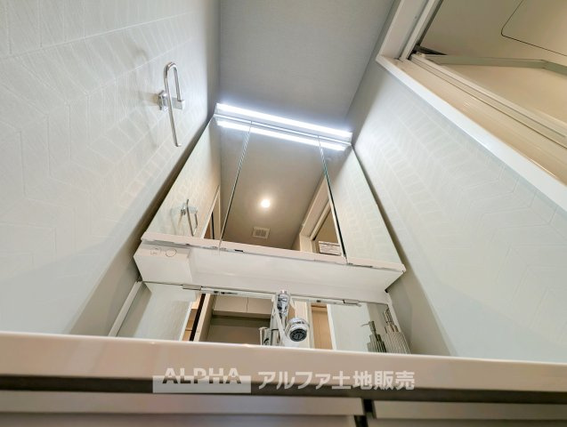 【Powder　Room】　◆使いやすい洗面空間◆新たに交換された洗面化粧台を備えた独立洗面室。洗濯機置場もまとまり、身支度から洗濯まで行いやすい空間です。