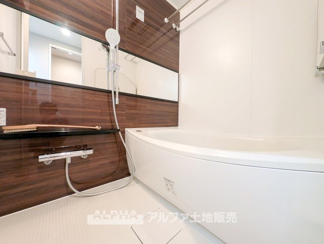 【Bathroom】　◆一日の疲れを癒す◆浴室乾燥機と追い焚き機能を備えたバスルーム。入浴時間が異なるご家庭にも使いやすく、雨の日の洗濯にも活躍します。