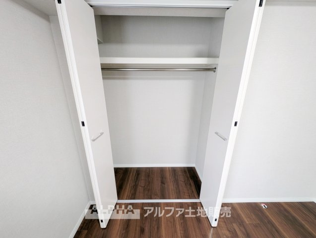 【Storage】　◆居室をすっきり保つ◆洋室にはクローゼットを備え、衣類や日用品を整理しやすい設計。玄関にも収納があり、用途ごとに収納場所を分けられます。